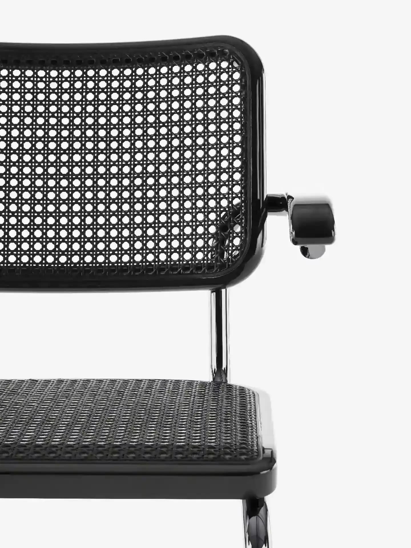 Detailaufnahme JS . Thonet Freischwinger S64 der Edition SERIOUS 05 in Titan Graphite black glossy mit Rohrgeflecht in dark melange Hochglanz.