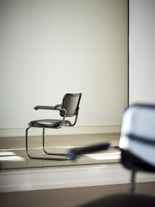 Lassen Sie sich inspirieren: THONET S 64 P SERIOUS 01 | Freischwinger